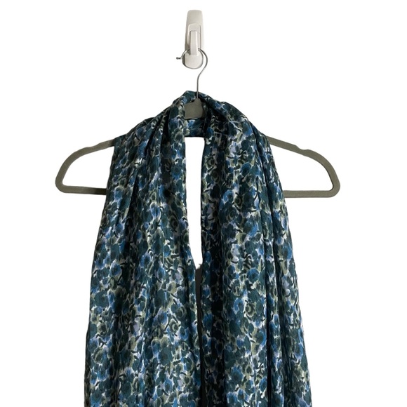 NWT Gap Women’s Blue Frayed knit Floral Scarf - Picture 2 of 8